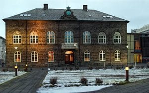 20121206_IJsland gaat 100% reserve bankieren onderzoeken_Alþingishúsið (parliament building) in Reykjavík, Ísland_Wikimedia_Cicero85